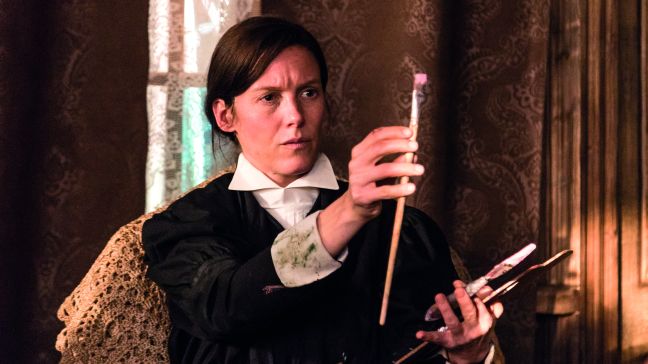 Helene betrachtet einen Pinsel