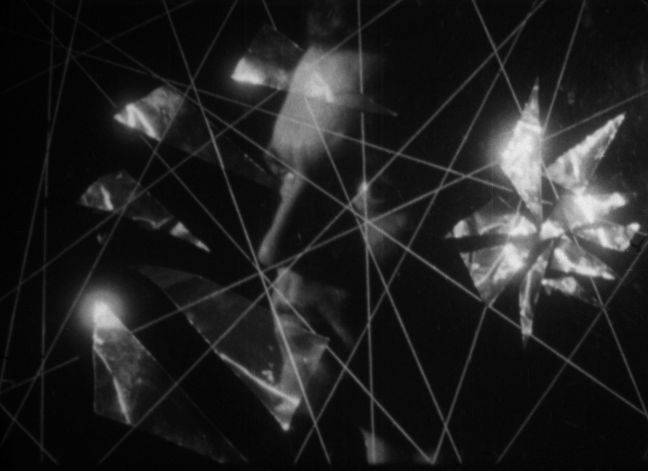 Ein Gesicht hinter Spiegel- und Lichtreflexionen