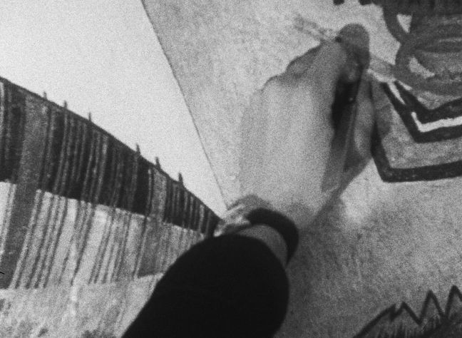 Zeichnende Hand vor Leinwand