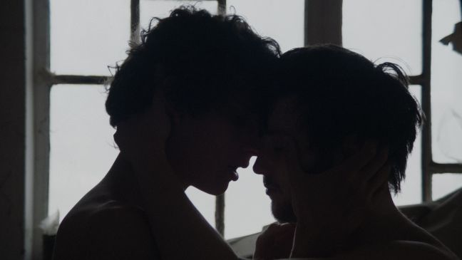 Marko und Slaven im Gegenlicht im leidenschaftlichen Liebesspiel