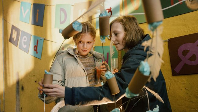 Mira und Louis bauen etwas