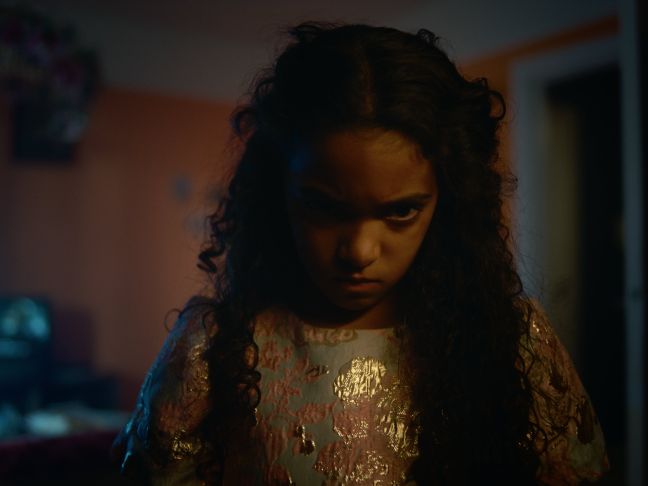 Nahaufnahme von Kristin im Dunkeln mit bösem Blick