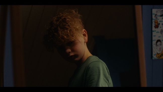 Dunkel, Theos linke Gesichtshälfte wird leicht beleuchtet