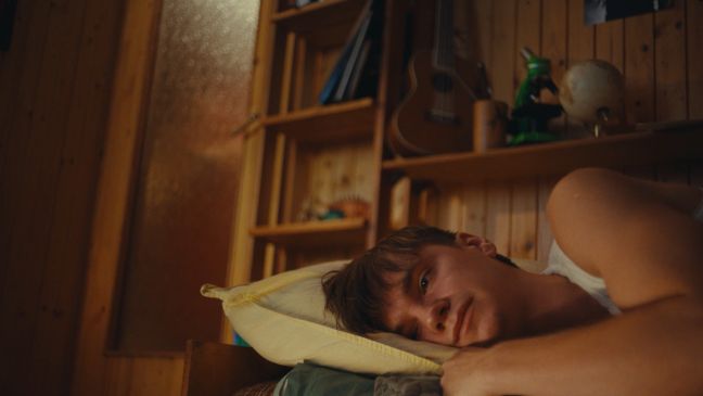 Wiktor liegt auf dem Bett