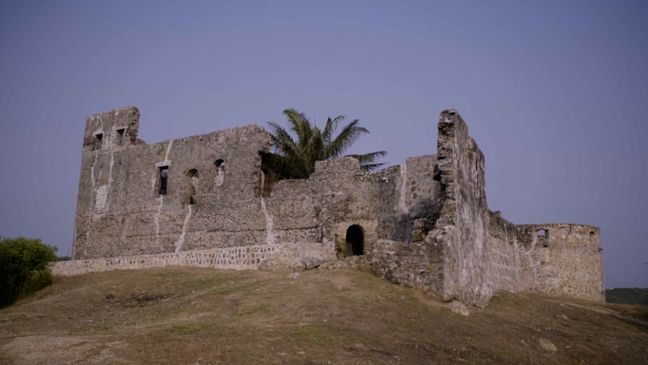 Eine eingefallene Burg an der Küste Ghanas