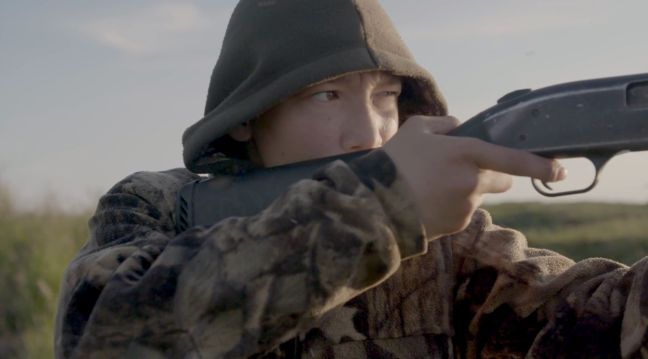 Kenny zielt mit einem Gewehr