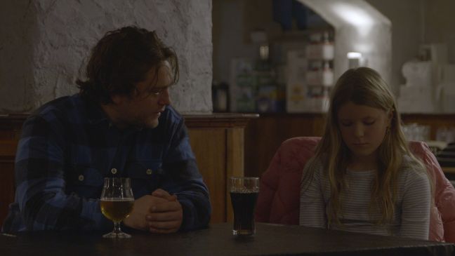 Pia und ihr Vater in einer Kneipe