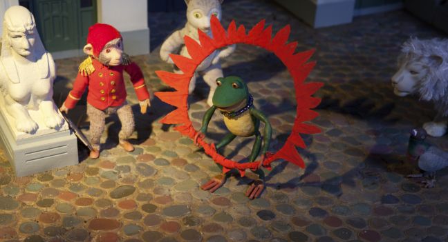 Frosch steht vor Sphinx Alberta und hält einen Hula Hoop Reifen