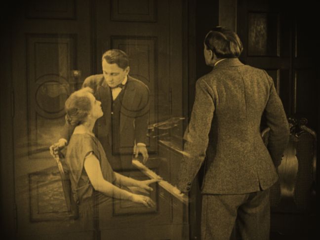 Gerda sitzt am Klavier, Thomas Buddenbrook imaginiert eine Liaison mit dem Geiger Trotha