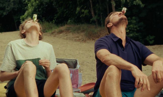 Max und Guido trinken Klopfer am Strand