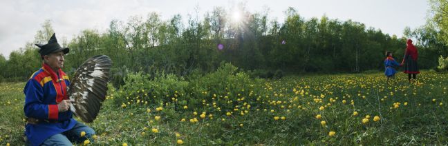 Niillas und seine Mutter auf der Wiese