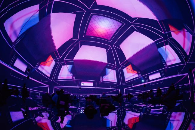 Vorführung EXO CORTEX 3.0 in einem Fulldome; pinke Würfel schweben über dem Publikum