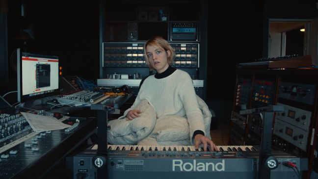 Lydmor im Studio spielt auf dem Keyboard